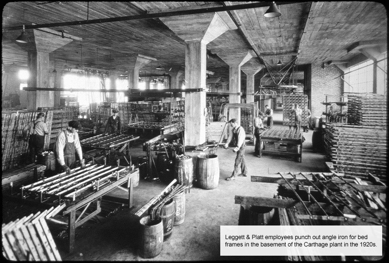 Сотрудники завода Леггетта и Платта монтируют блоки «боннель». 1920-е годы